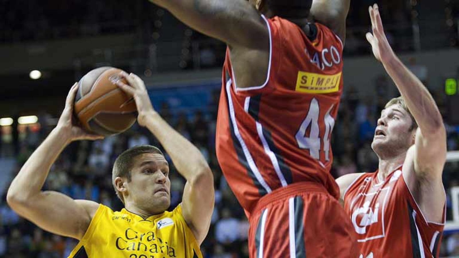 El CAI Zaragoza se mantiene entre los ocho primeros de la tabla, después de doblegar a un luchador Gran Canaria 2014, que erró el tiro que hubiera forzado la prórroga (63-61).