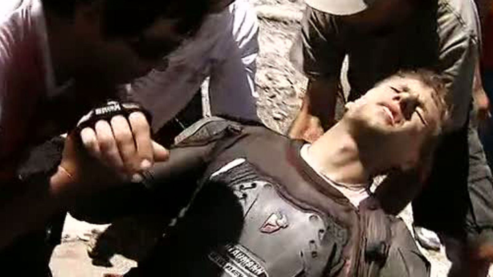 El piloto brasileño Iker Klauman se ha tenido que retirar en la tercera etapa tras sufrir una caída de su moto. Tuvo que ser retirado en helicóptero con fuertes dolores en su hombro.