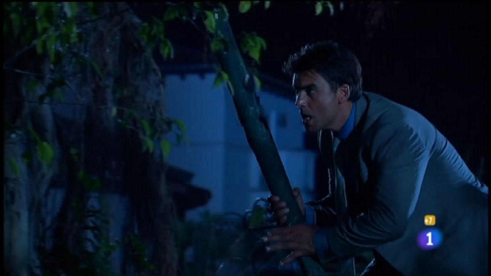 La casa de al lado - Capítulo 41 - Uno de los hombres contratados por Leonardo incendia uno de los hoteles de la familia Conde - Ver ahora