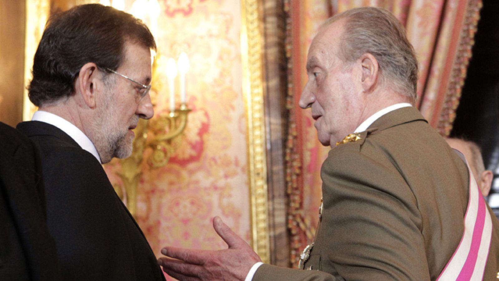 El rey pide a los militares el máximo rendimiento de sus recursos ante la crisis económica