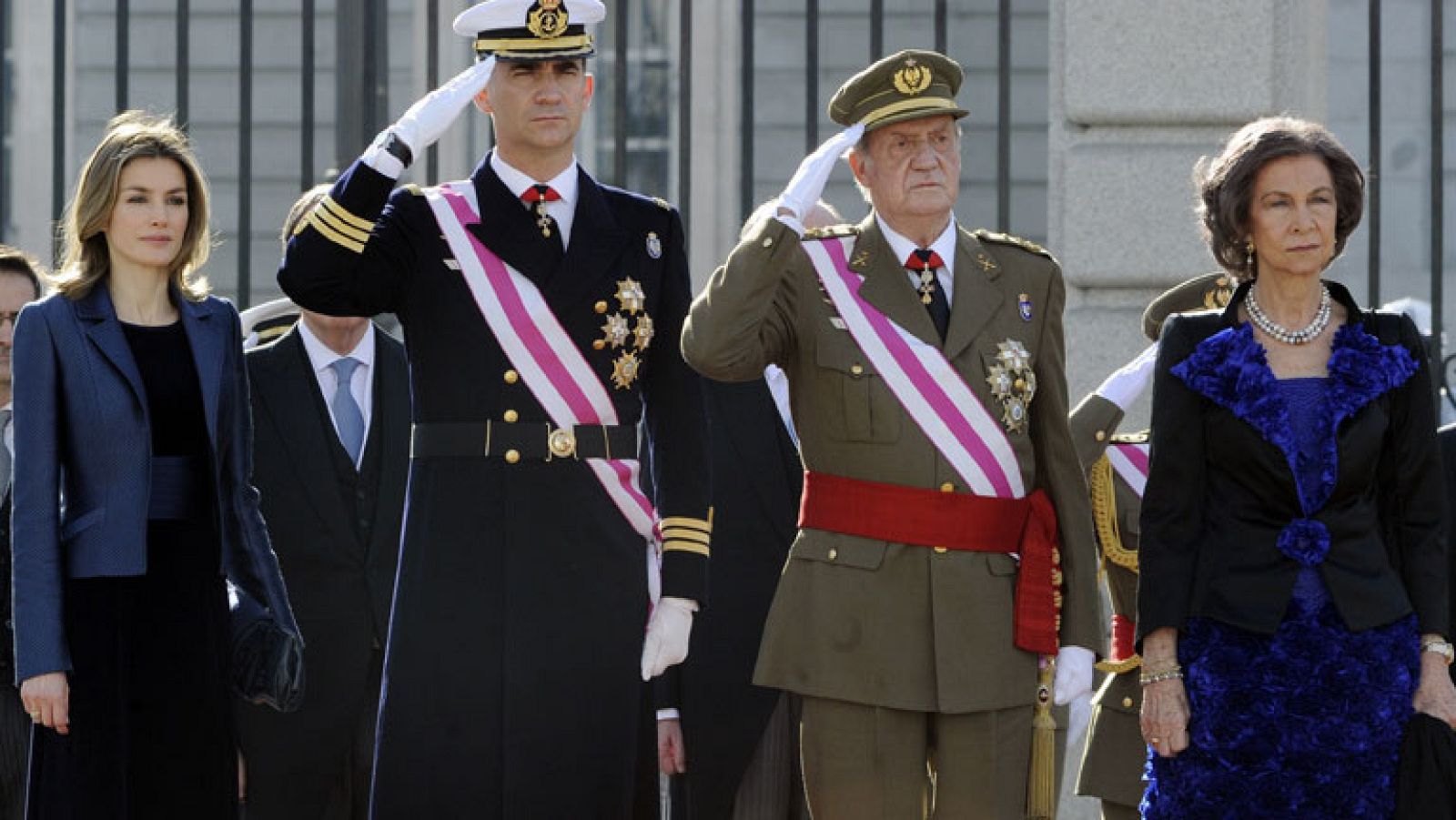 El rey pide "máximo aprovechamiento de los recursos" en la primera Pascua Militar de Rajoy | Ver