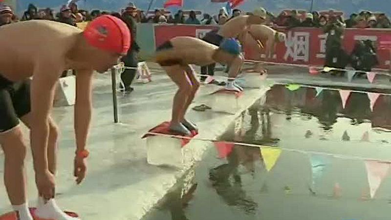 China nunca dejará de sorprendernos. Lo último, esta competición de natación en la que han participado 300 personas en dos días. Lo curioso es que el escenario no es una piscina climatizada, qué va, se trata de un lago helado. Hay que echarle valor p