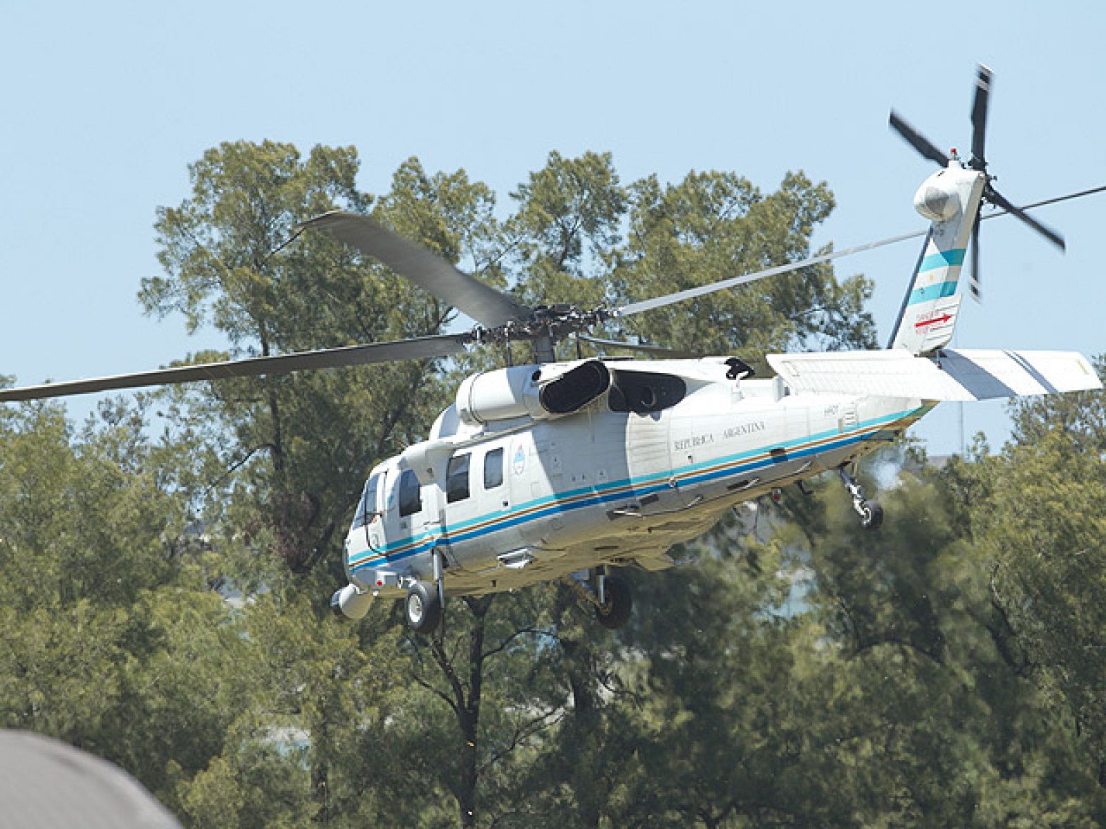 La presidenta argentina Cristina Fernández recibe el alta al confirmarse que no padece cáncer