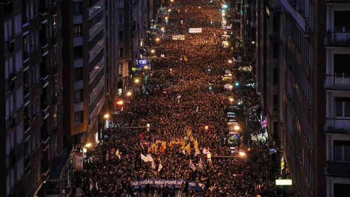  - Miles de personas se manifiestan en Bilbao en favor de los derechos de los presos de ETA