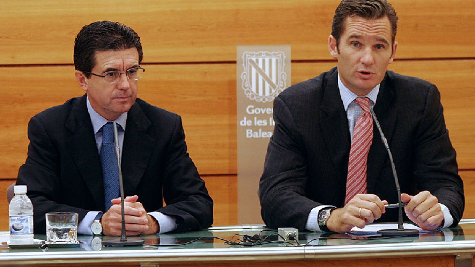 Alfredo Pérez Rubalcaba y Carme Chacón han presentado los avales necesarios para ser candidatos a liderar el PSOE.