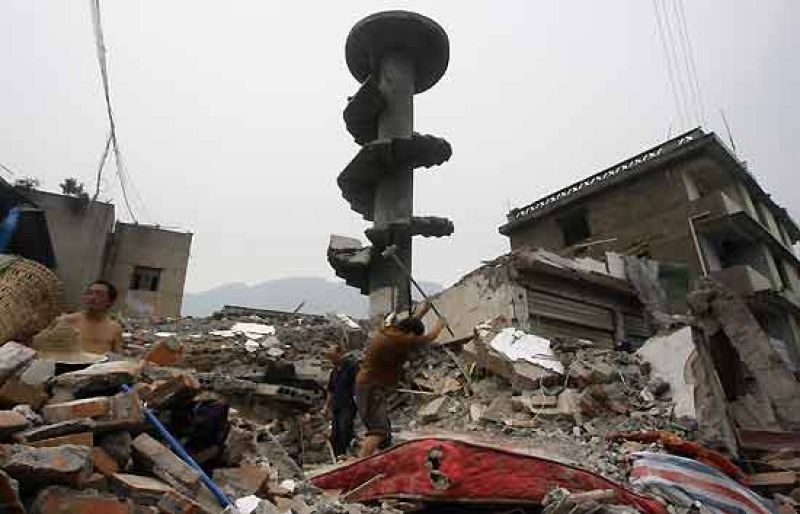 En China abren ríos a bombazos