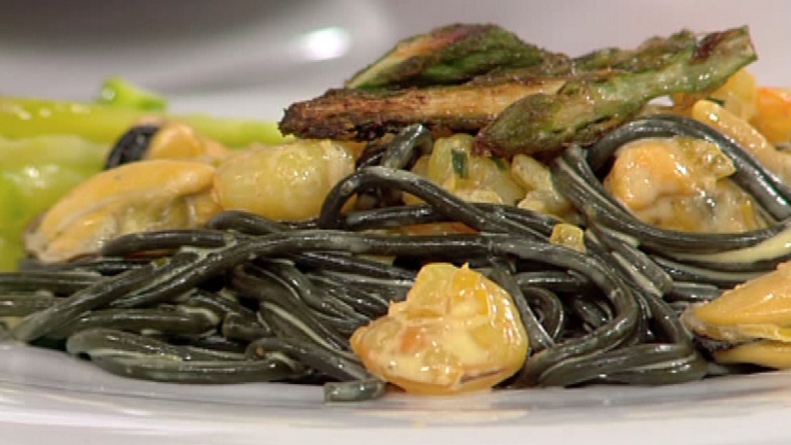 Saber Cocinar - Espaguetis negros con frutos del mar (09/01/12) - RTVE Cocina | Ver