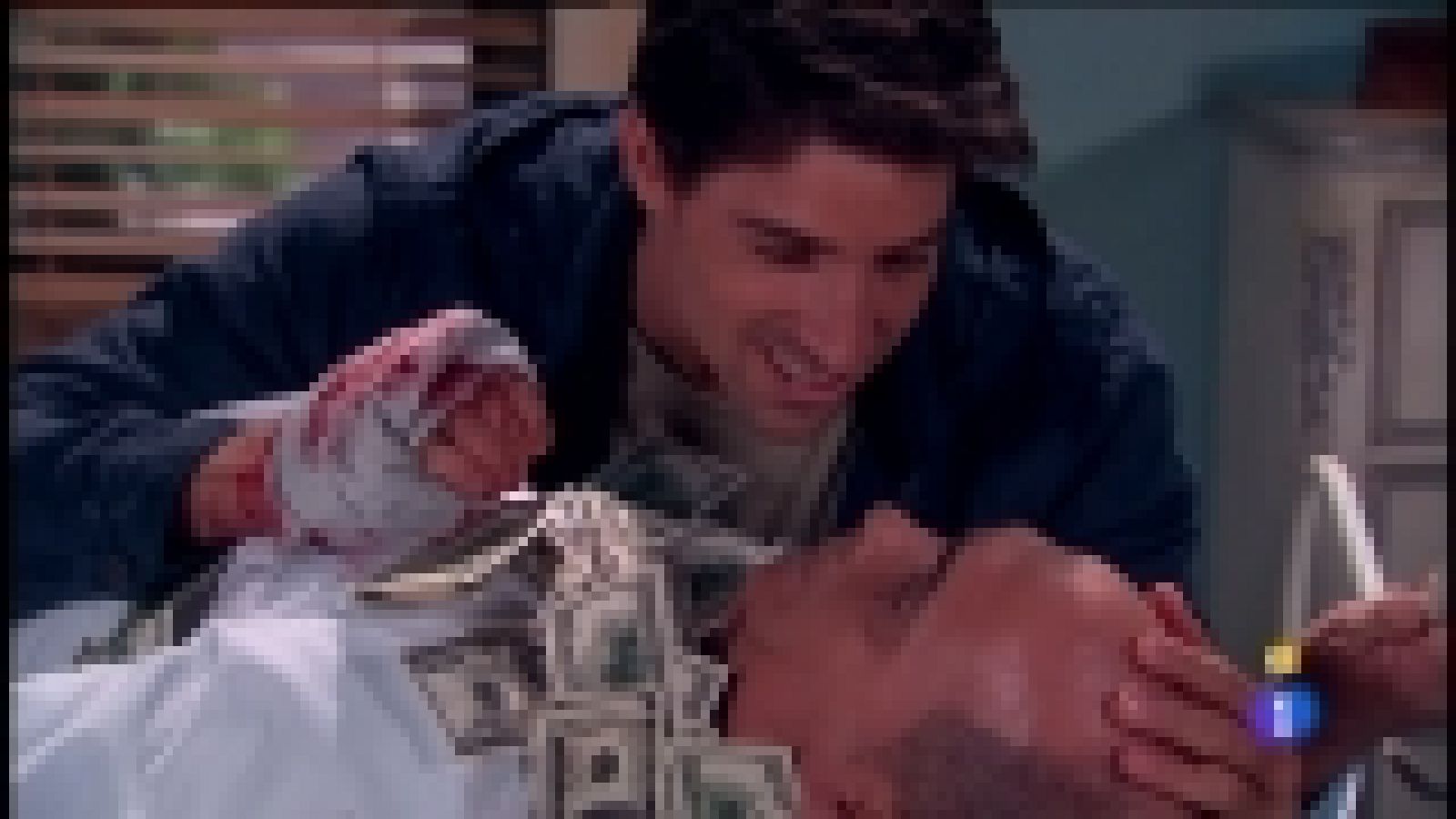 La casa de al lado - Capítulo 42 - Uno de los hombres contratados por Leonardo incendia uno de los hoteles de la familia Conde - Ver ahora