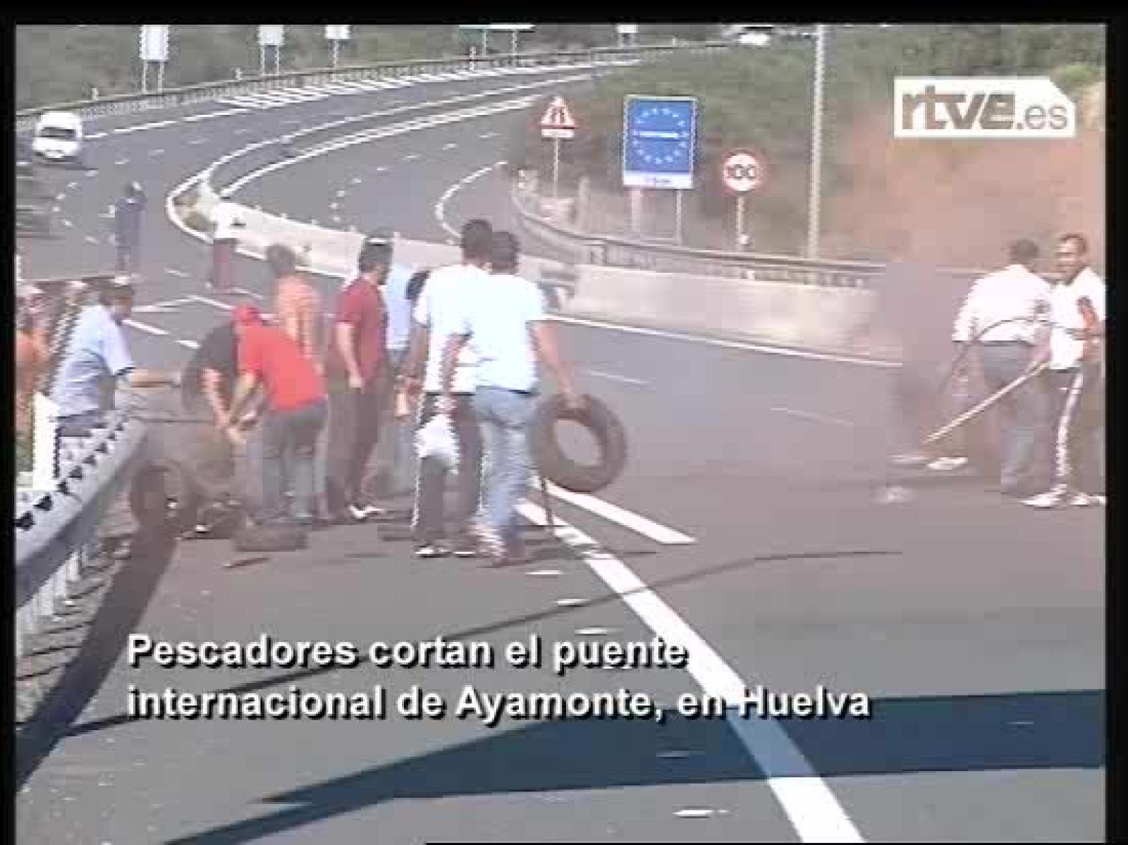 Unos 200 pescadores onubenses han cortado el puente internacional de Ayamonte.