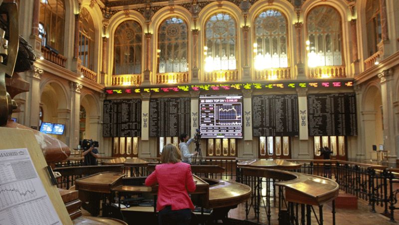 Las Bolsas europeas vuelven a las pérdidas mientras la prima de riesgo española se relaja