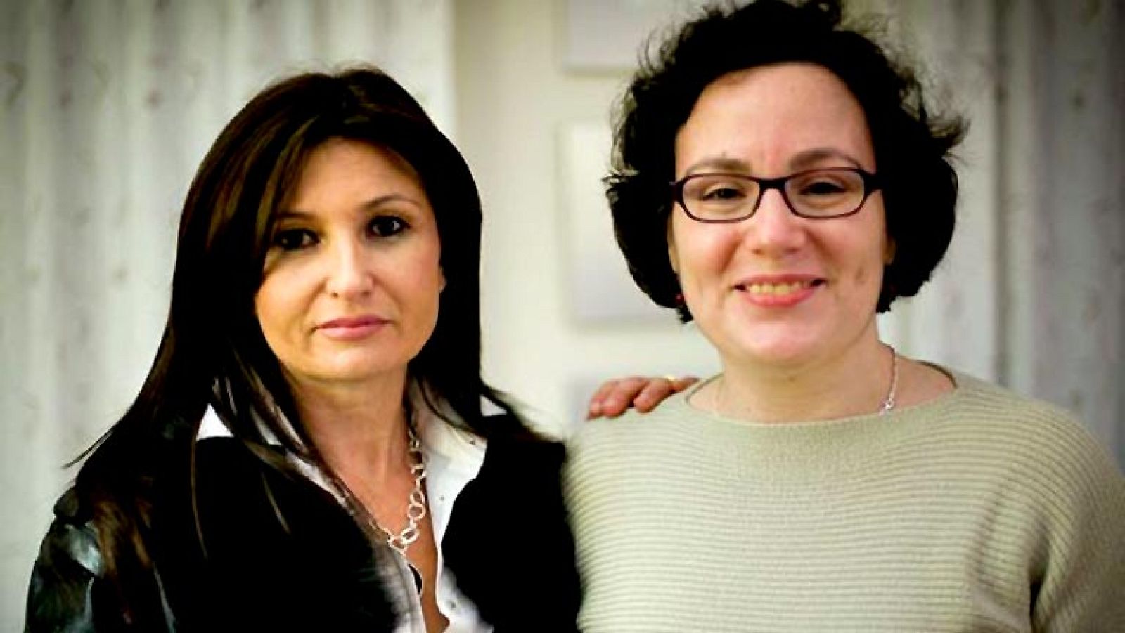 Una madre 'mecenas' consigue 7.000 euros para que readmitan a una investigadora | Ver