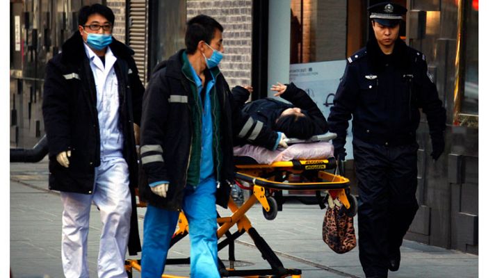 Telediario 1 - Apple deja de vender iPhone en Pekín y Shangai por los disturbios que ha ocasionado su venta