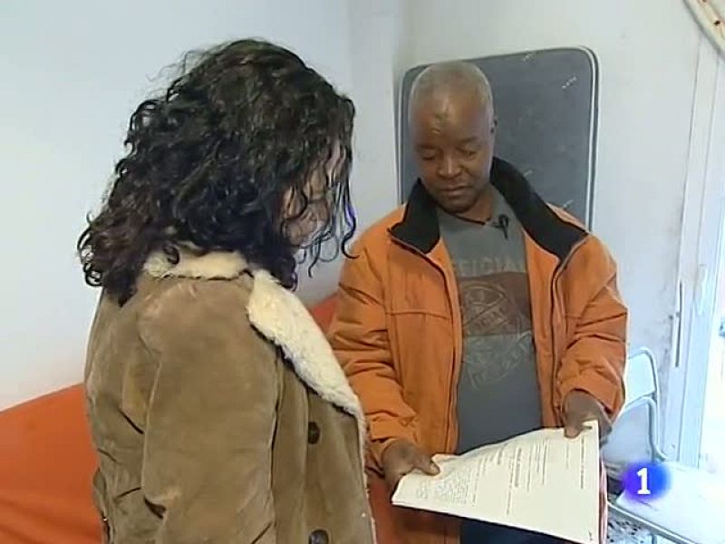 Una mujer en paro acoge a una familia africana que ha sido desahuciada | Ver