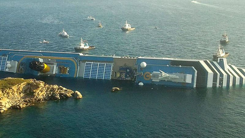 Al menos tres muertos al encallar un crucero en Italia