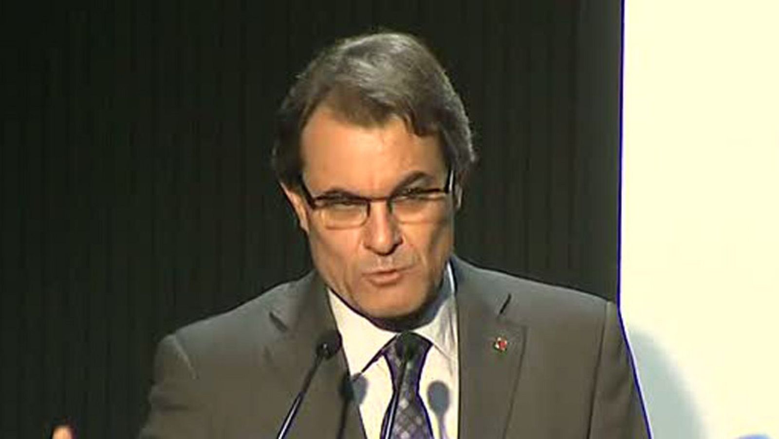 Los socialistas y el presidente catalán rechazan la rebaja de calificación de la deuda española