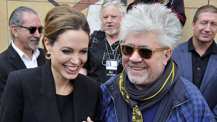 Telediario 1 - Angelina Jolie pide a Almodóvar un papel en alguna película suya