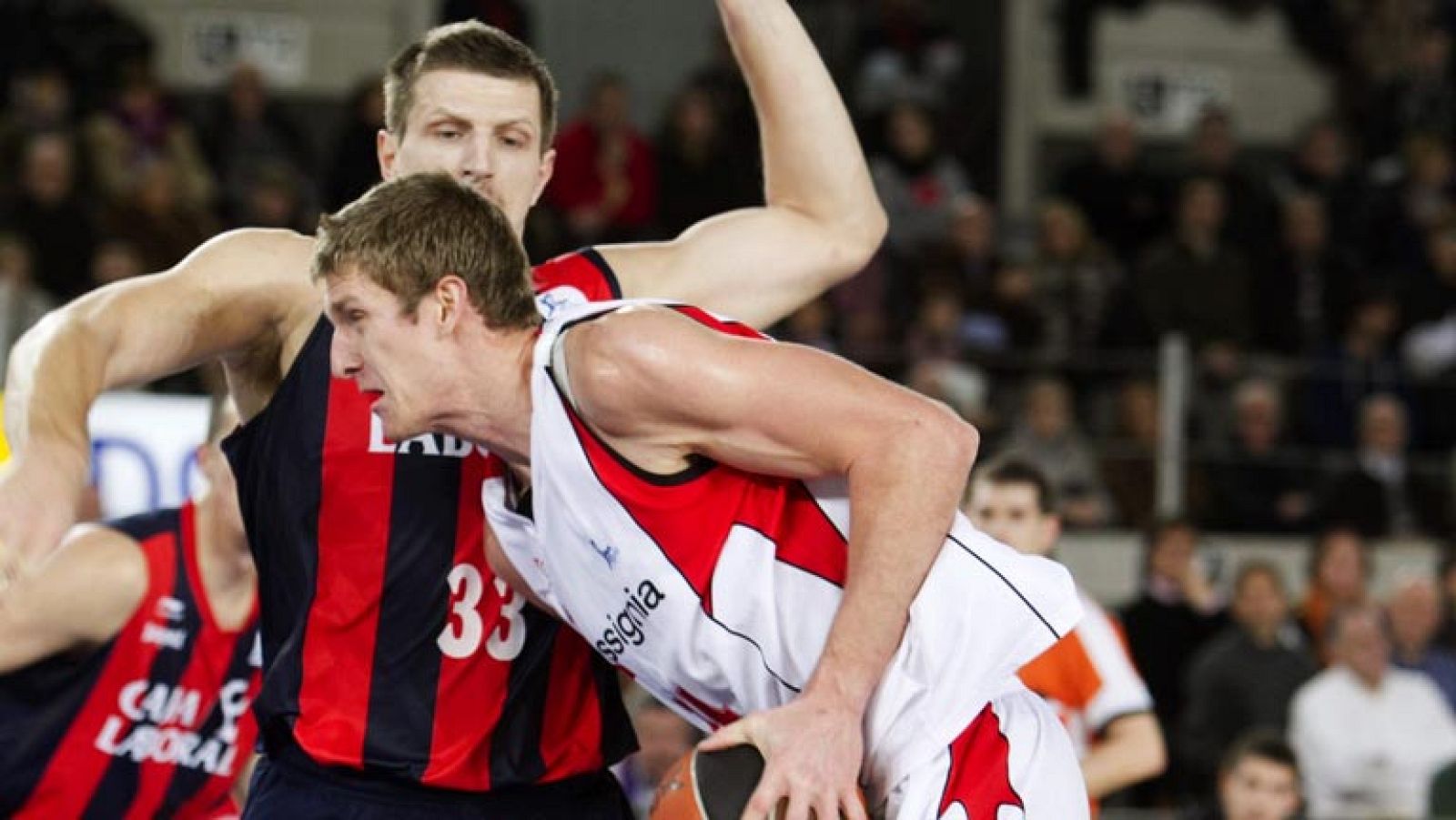 El gran partido de Josh Asselin y Micah Downs lanzó al equipo catalán a llevarse una valiosa victoria ante el Caja Laboral. Los vitorianos, aparte de la derrota, vieron como Mirza Teletovic sufría un esguince de codo en una mala caida