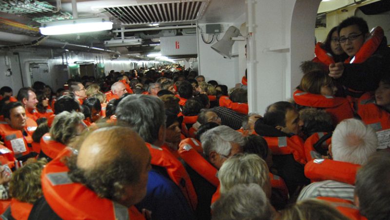 Grabación de los primeros momentos de la evacuación del crucero encallado en Italia