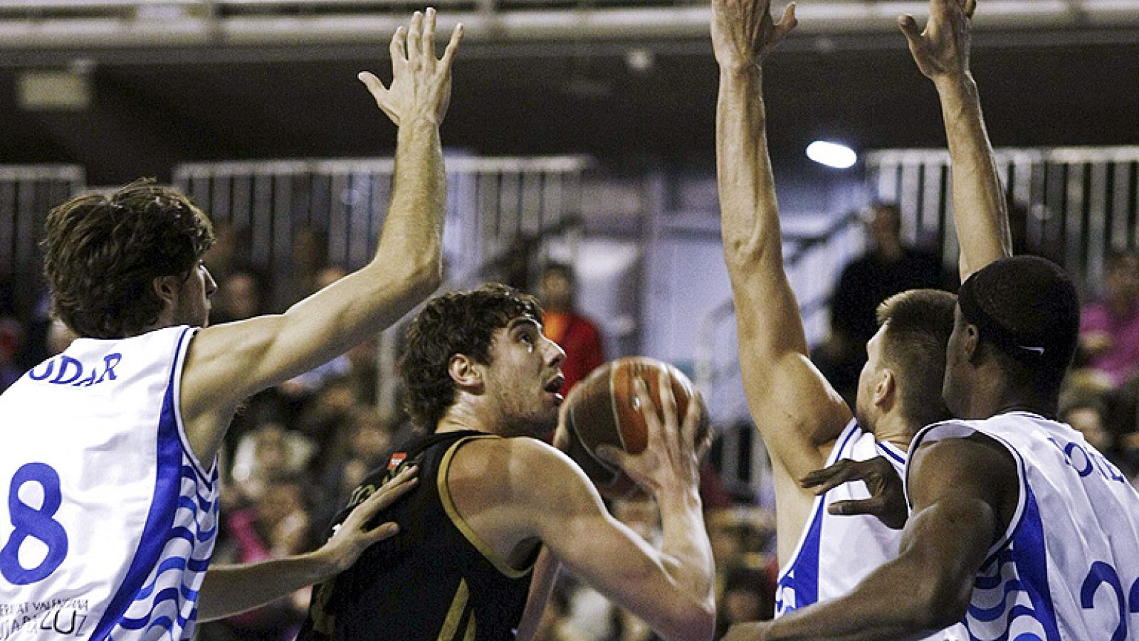 El Real Madrid se impuso (86-92) al Lucentum Alicante a domicilio  en una exhibición ofensiva para firmar una victoria importante que le  permite ser líder --únicamente por la diferencia de puntos-- de la Liga Endesa tras la disputa de la decimosexta