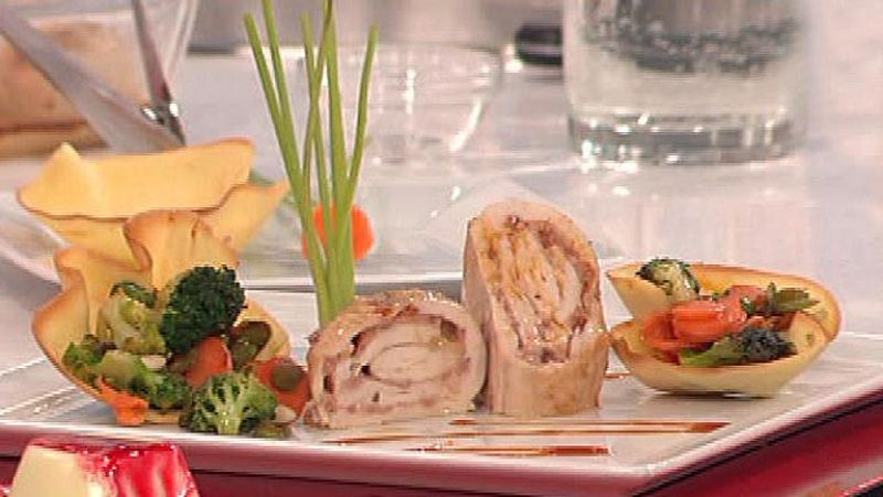 Filetes de pollo rellenos de paté con verduras salteadas