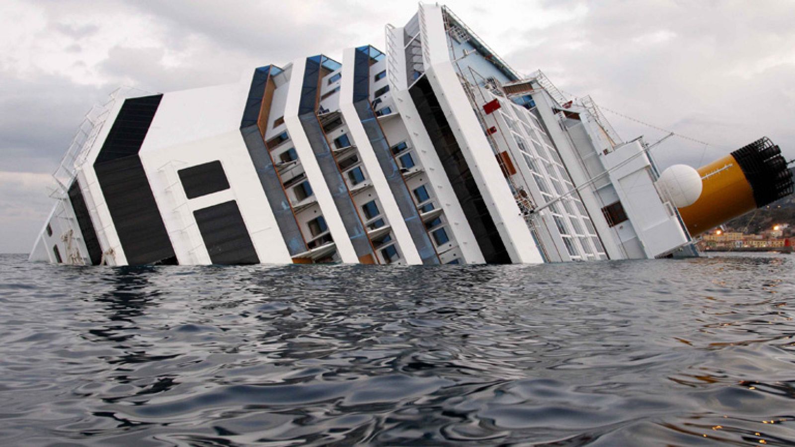 Las labores de rescate del Costa Concordia se han suspendido por el mal tiempo