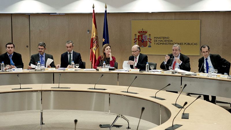 El Gobierno sancionará a las Comunidades que no cumplan con el déficit. Los consejeros autonómicos están satisfechos con las medidas acordadas en el Consejo de Politica Fiscal y Financiera. También el Estado podrá intervenir de forma temporal las cu