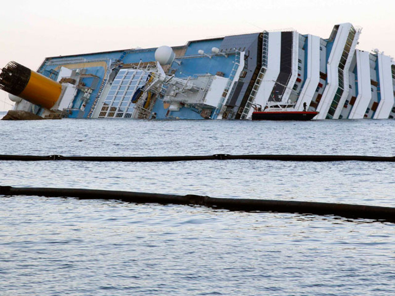 El mal tiempo dificulta las labores de rescate en el "Costa Concordia"