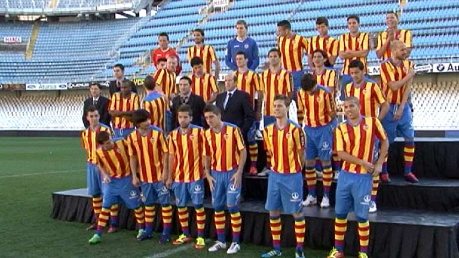 Jornada de posados para los jugadores del Valencia. Foto oficial del equipo, pero nada menos que con tres uniformes diferentes: las equipaciones deportivas y el traje de calle. El conjunto "che" cerrará el jueves la ida de los cuartos de final copero