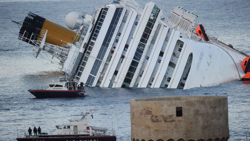 Una mujer que no consta en la lista de pasajeros acompañaba al capitán del Costa Concordia