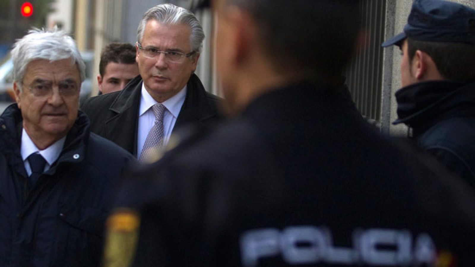 El querellante contra Garzón niega que represente al PP - Informativo 24h | Ver