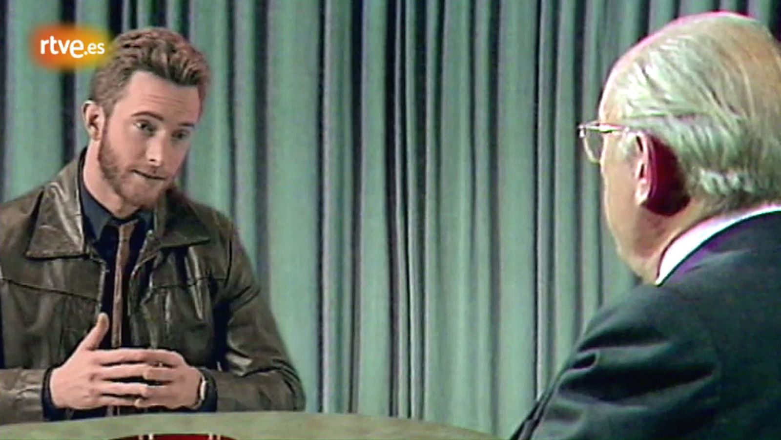 Apenas lleva dos meses trabajando en la radio y Toni ya ha conseguido una entrevista en exclusiva con el alcalde de Madrid, Enrique Tierno Galván.