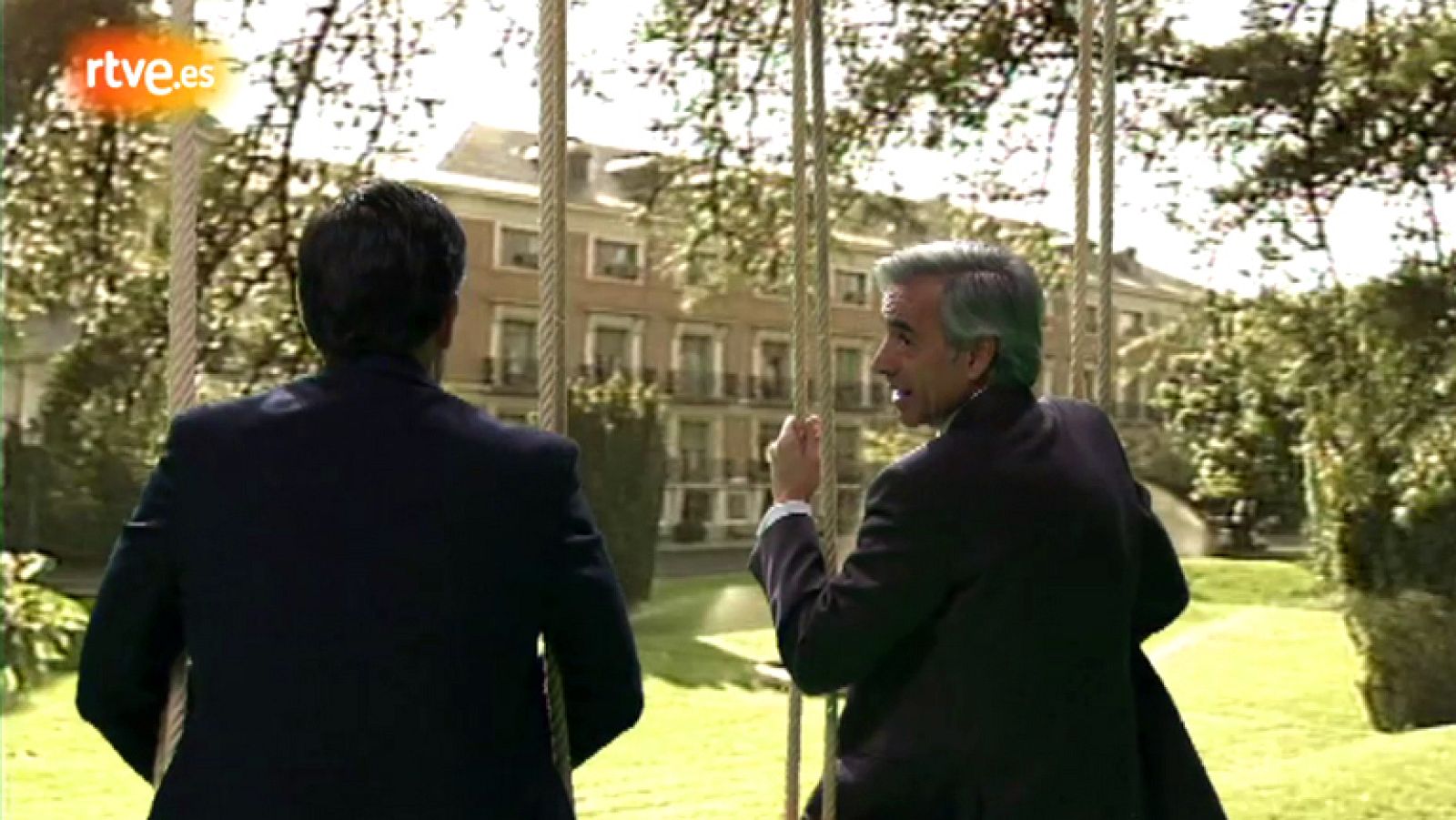 Cuéntame cómo pasó - Antonio, con Suárez en los columpios de La Moncloa (Cap. 231)