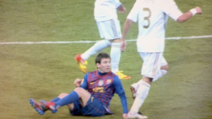 Telediario 1 - Lamentable pisotón de Pepe a Messi