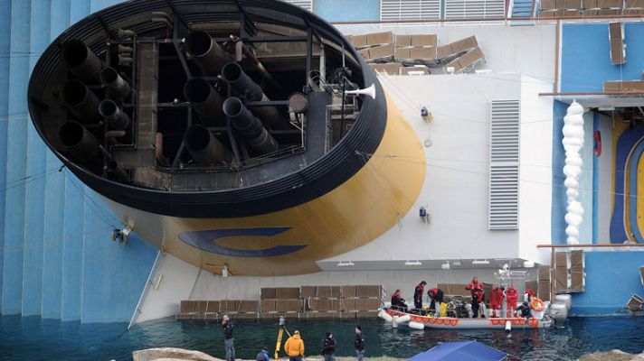 Telediario 1 - Paralizan las labores de rescate en el Costa Concordia debido a que el barco se ha movido