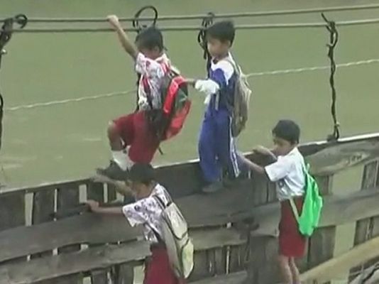 Telediario 1 - Niños indonesios arriesgan su vida cada día para ir al colegio