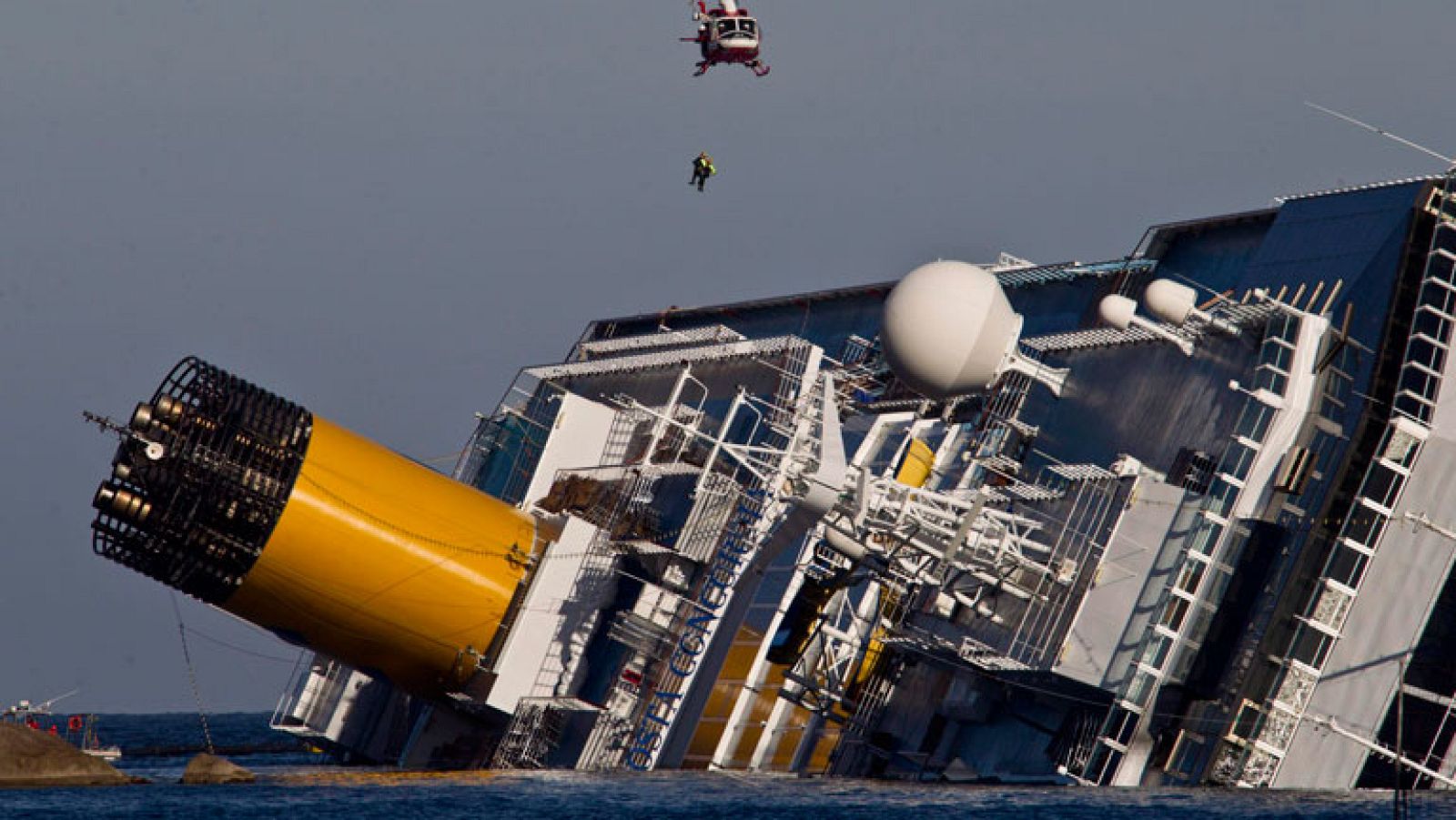 Paralizadas las labores de rescate en el Costa Concordia por el mal tiempo