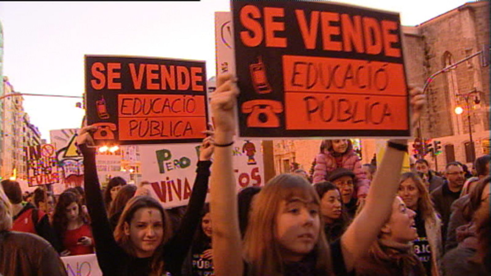 Miles de personas se han manifestado en defensa de la educación pública