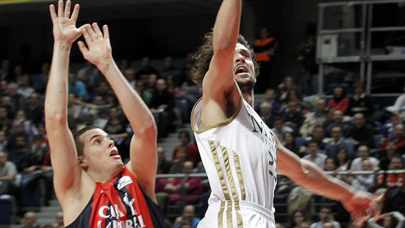 El Real Madrid ha terminado la primera vuelta de la Liga Endesa en cabeza al derrotar al Caja Laboral en casa por 84-73.