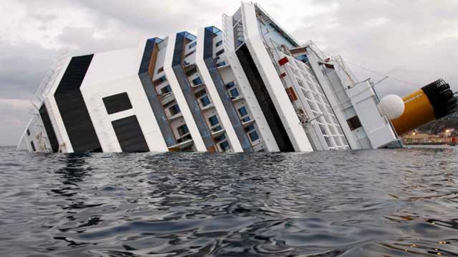 Más Gente - La UE envía un buque para extraer el combustible del 'Costa Concordia'