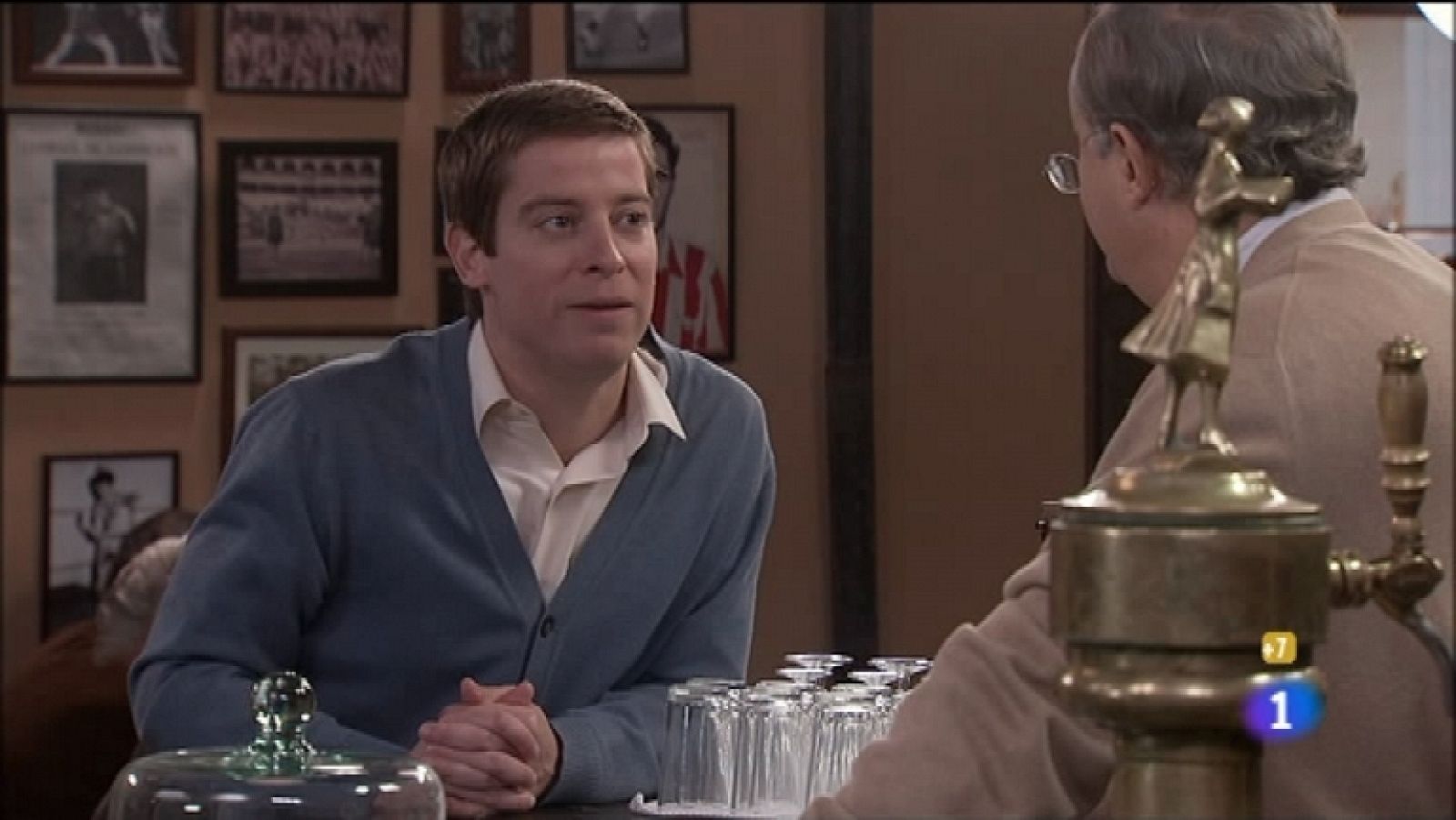 Amar en tiempos revueltos - T7 - Capítulo 96 - La televisión finalmente se instalará en el Asturiano - Ver ahora