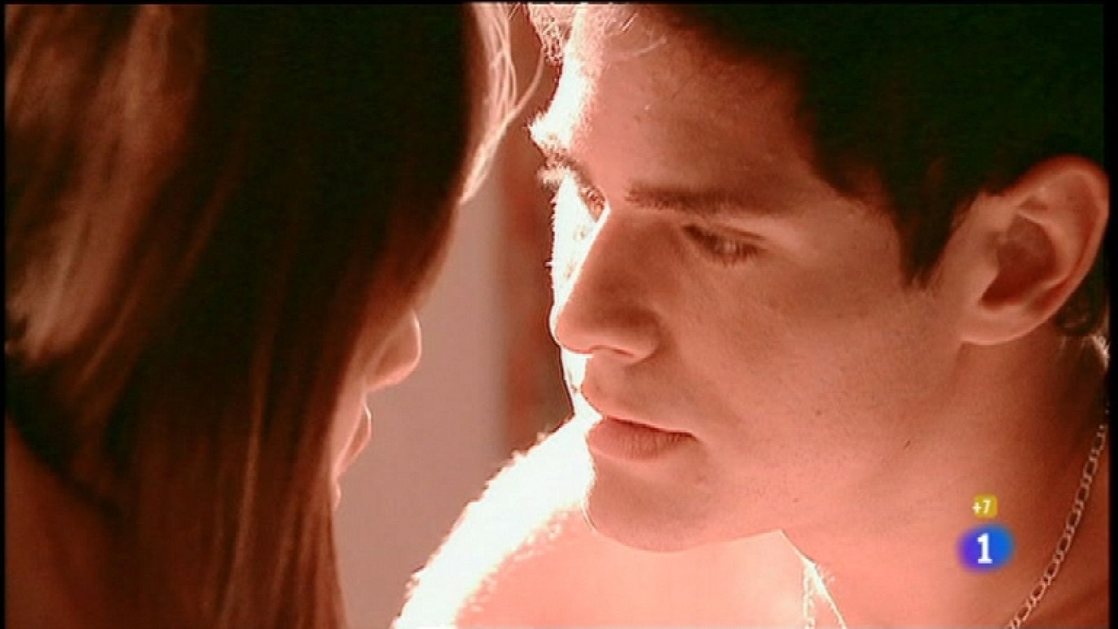 Cielo rojo - Capítulo 8 - Daniela y Sebastián inician su romance - Ver ahora