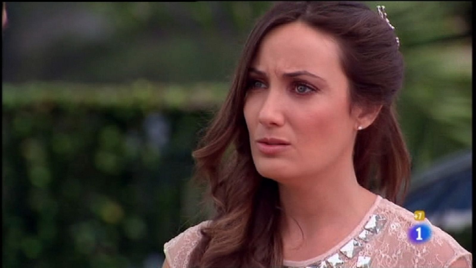 La casa de al lado - Capítulo 52 - Todo está listo para la celebración pero el novio ha desaparecido - Ver ahora