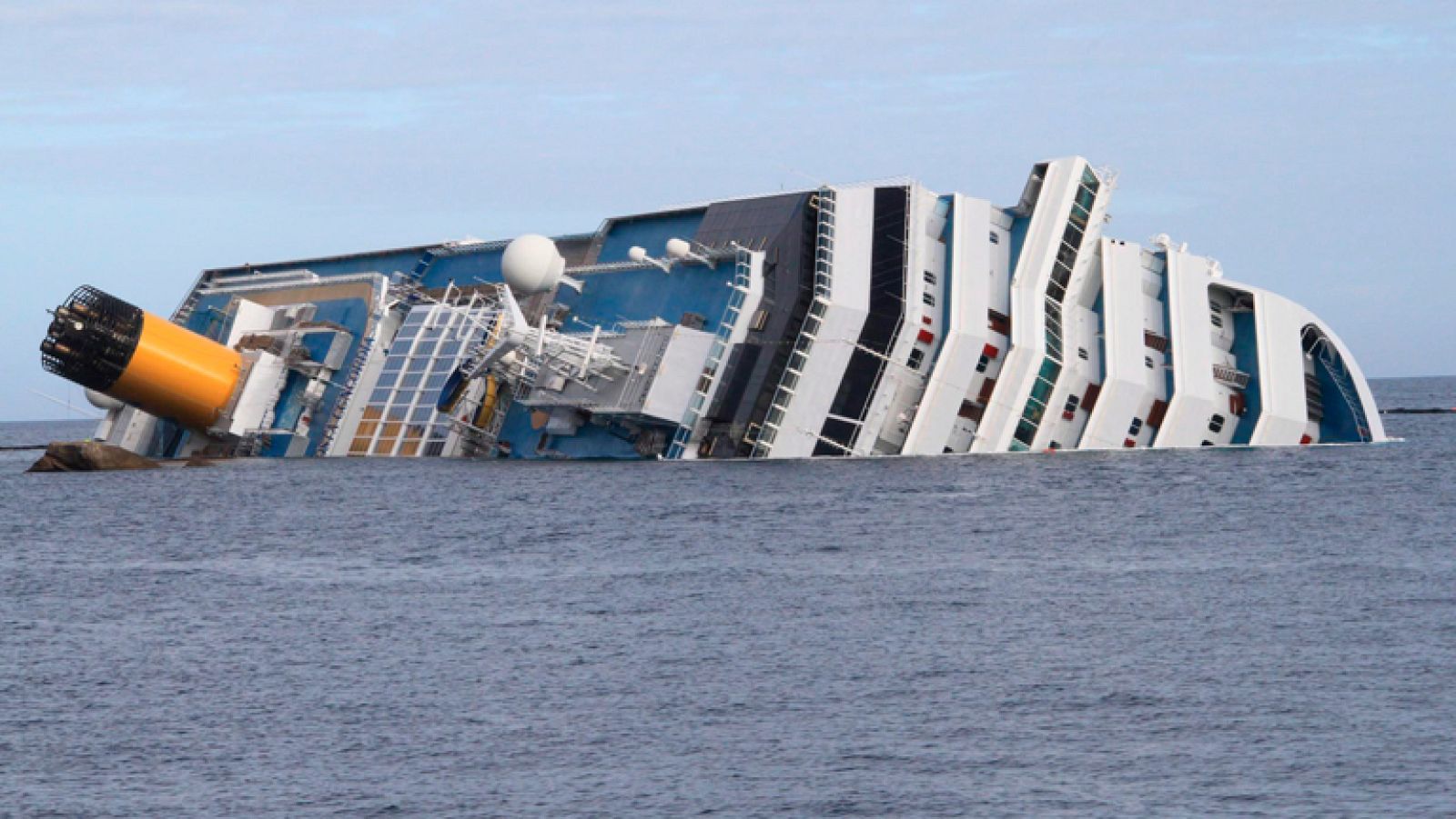 En Italia, son ya 15 los cuerpos rescatados del crucero Costa Concordia.