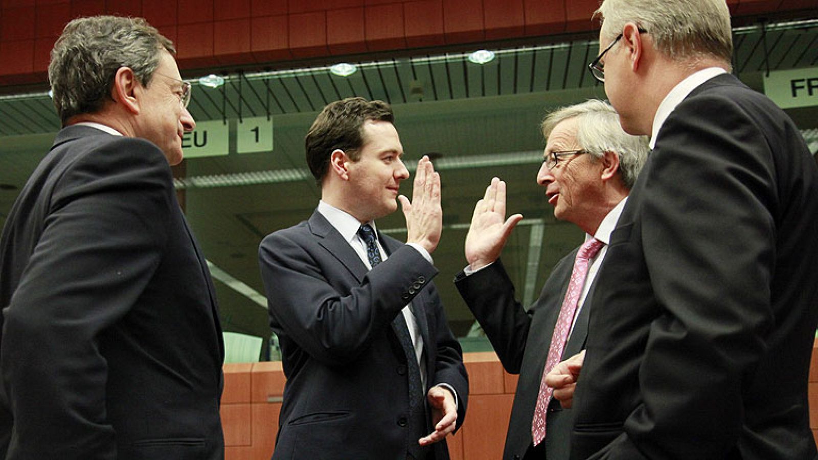 Los ministros de economia de los 27 se reúnen en Bruselas después de que ayer lo hicieran los de la zona euro. El Eurogrupo avanzó en las negociaciones para una unión fiscal europea. T