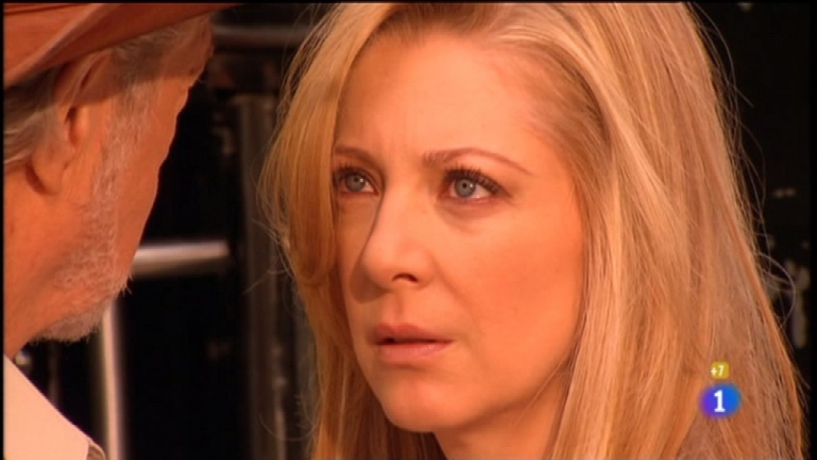 Cielo Rojo - Capítulo 9  - Alma se entera de que Andrés y Ricardo siguen siendo amigos y le da miedo poder encontrárselo - Ver ahora