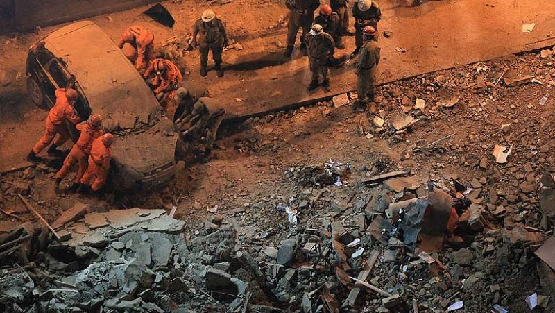 Al menos cinco personas han resultado heridas y varias personas podrían estar atrapadas bajo los escombros.