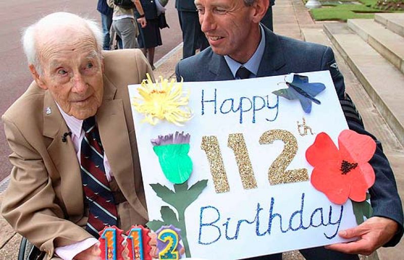 El hombre más anciano del Reino Unido, único superviviente de aquellos pioneros de la Fuerza Aérea que combatieron en la Primera Guerra Mundial, ha cumplido hoy 112 años. En una fecha tan especial, este héroe de guerra ha recibido las felicitaciones