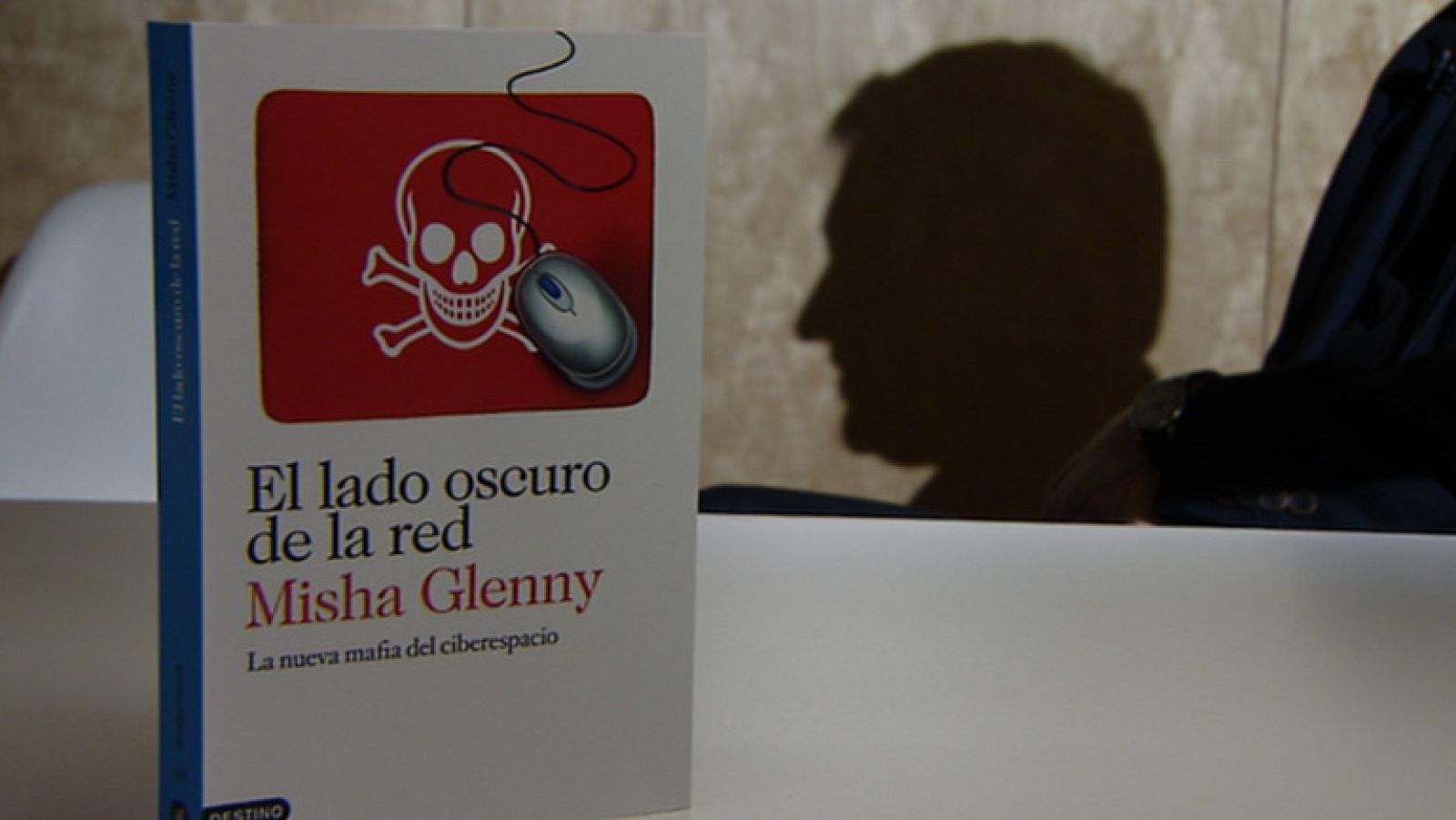 El periodista británico Misha Glenny presenta su libro "El lado oscuro de la red"