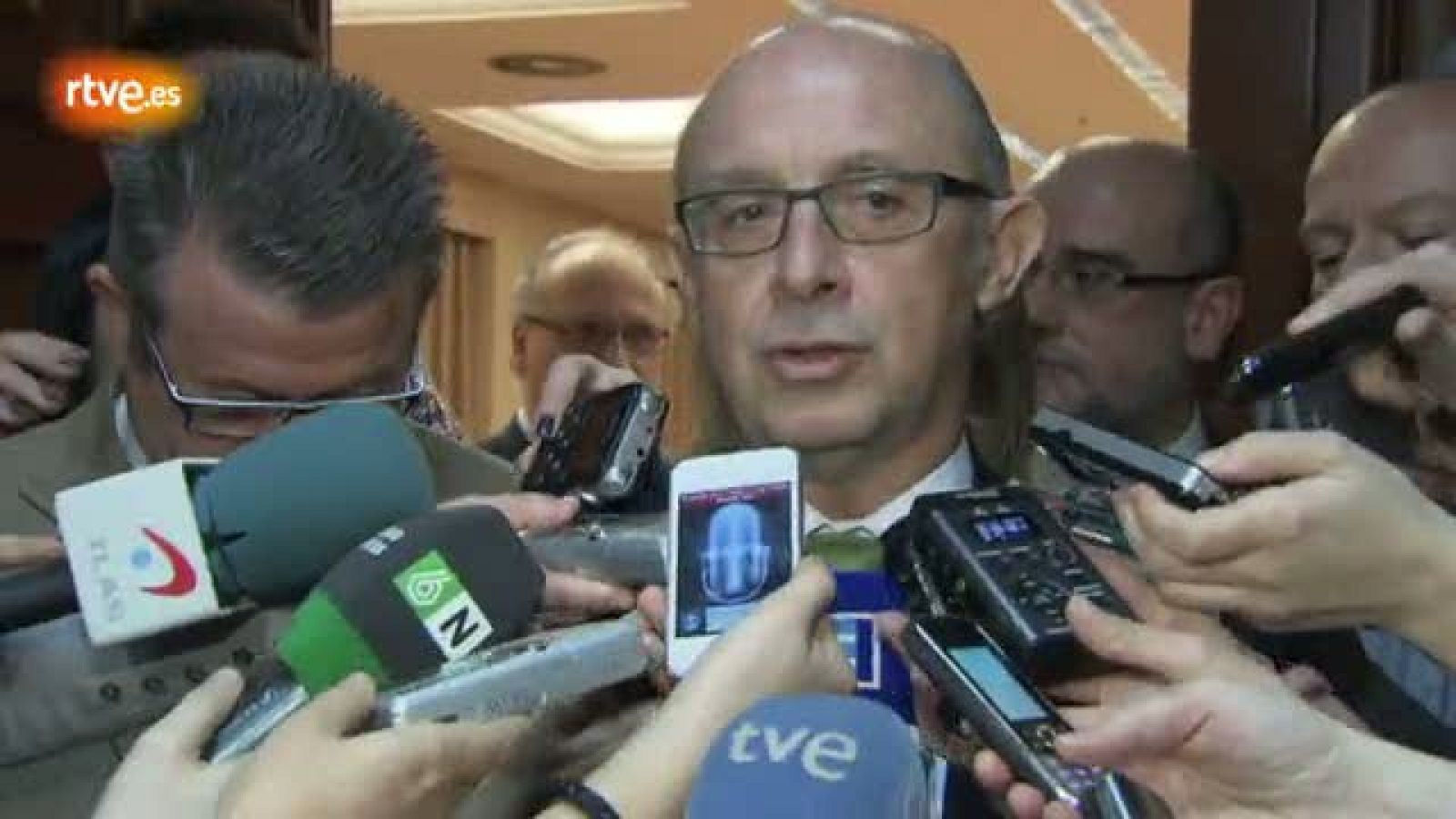Montoro avanza que 2011 cerró con 5,4 millones de parados y luego dice que desconoce el dato