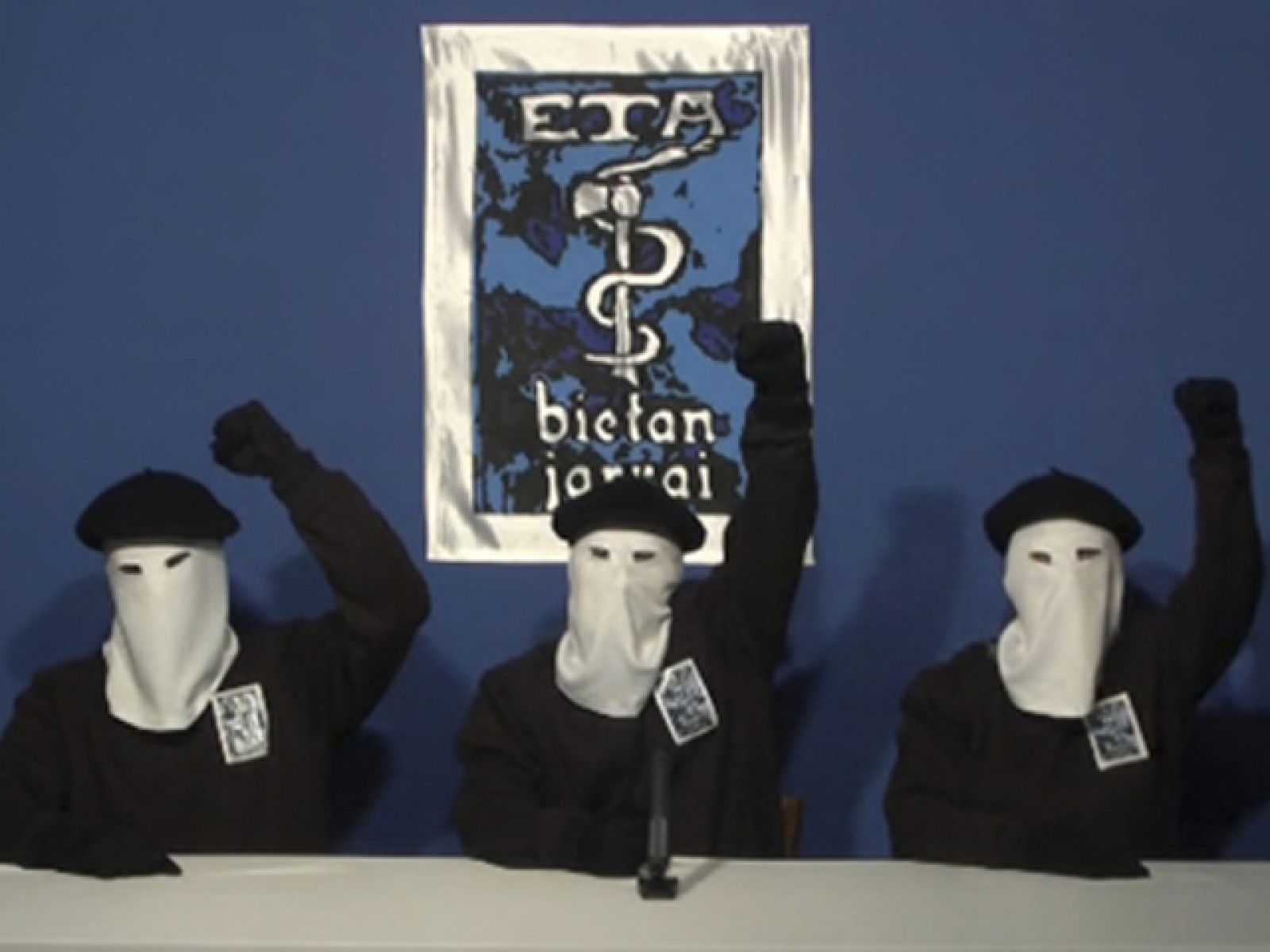 Los verificadores aseguran que ETA ya no prepara atentados, pero sigue armada